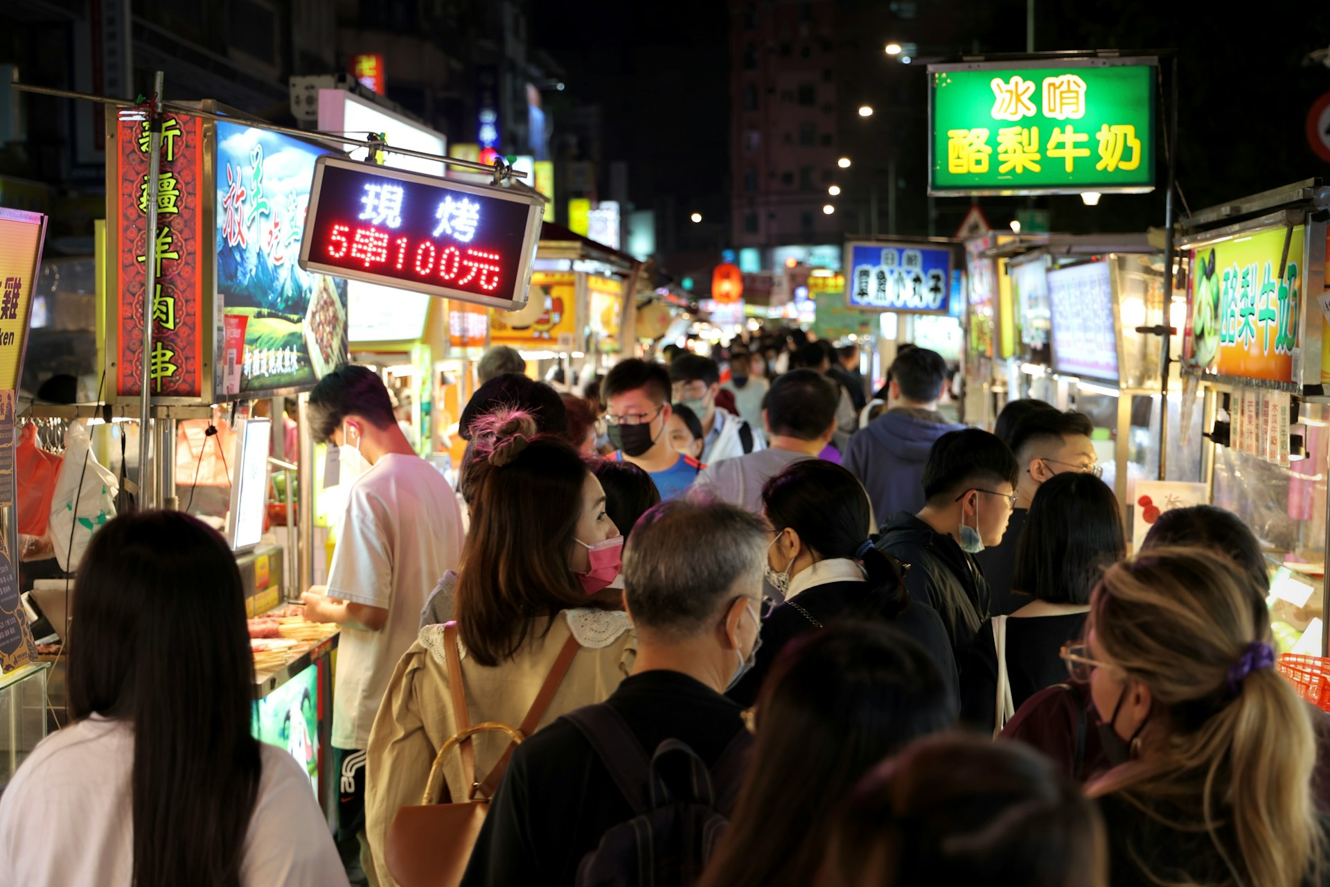taiwanese-people-in-market crowd of people in Taiwan in a market with neon signs