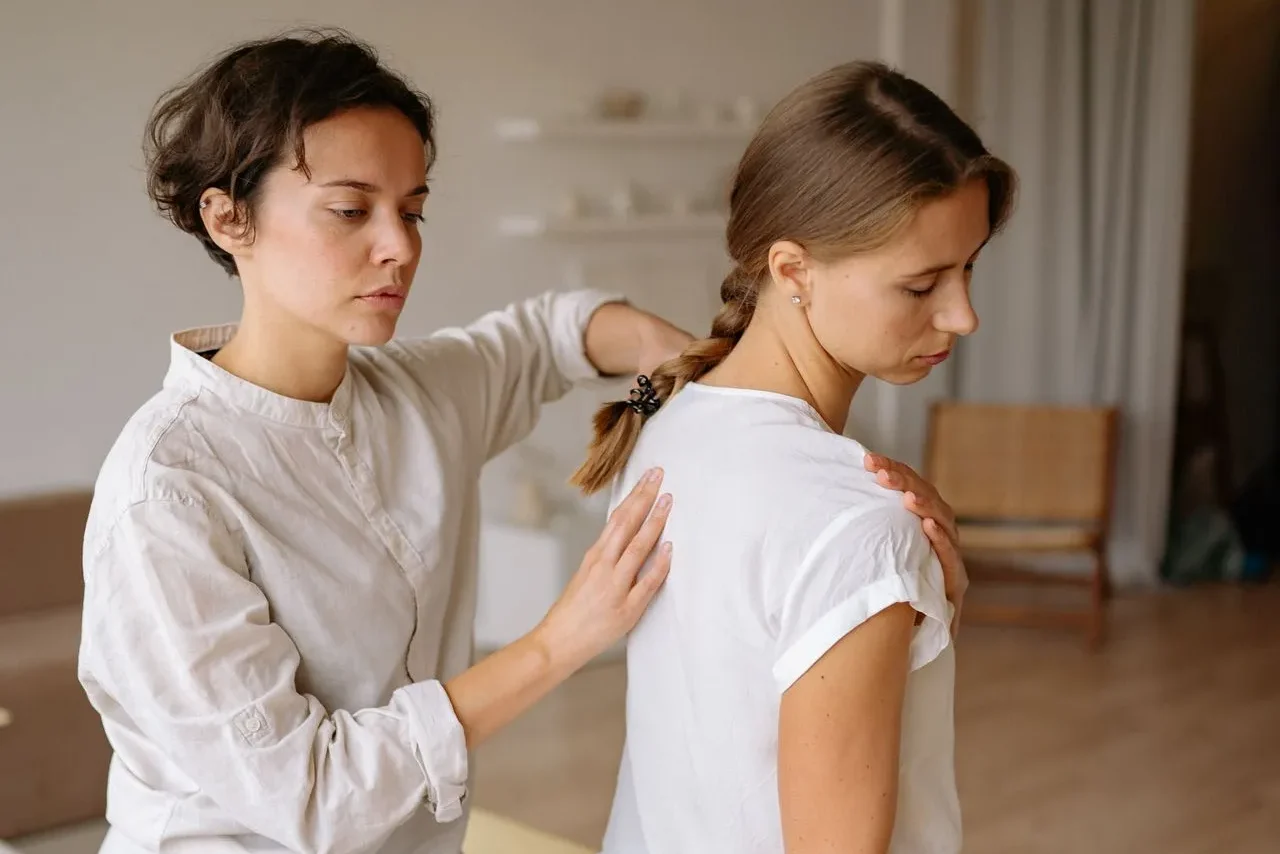 female physical therapist treating a patient. This physical therapist could possiby serve as a physical therapist expert witness