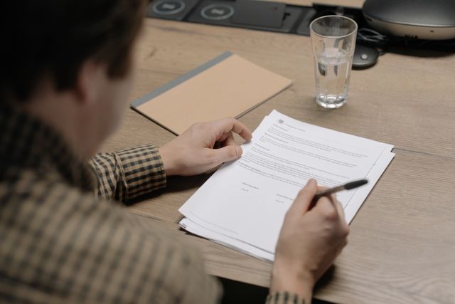 estate and trust expert witness man at desk with paperwork