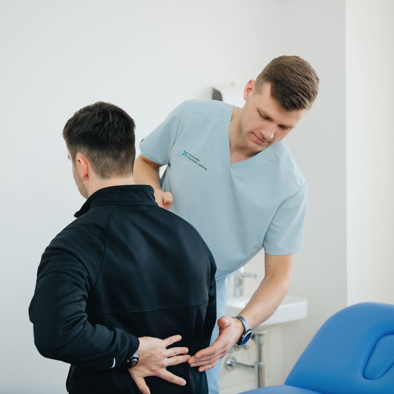 physical-therapist-with-patient physical therapist who could be a physical therapist expert witness working with a patient